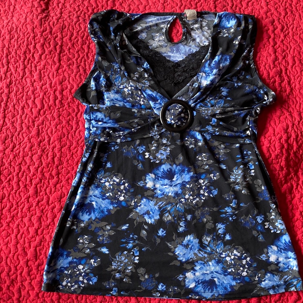 Size Large women sleeveless top